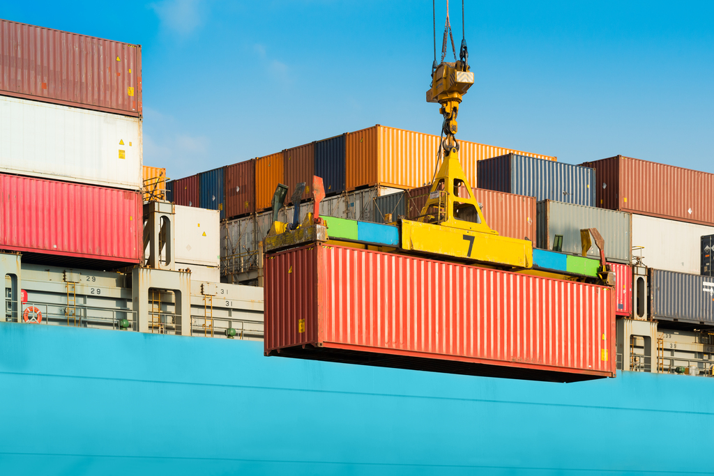 Ein Container wird verladen